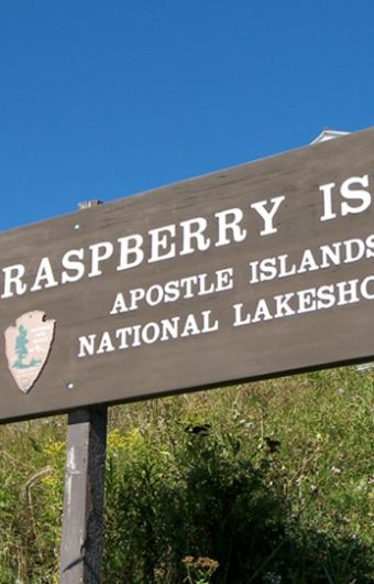 USCG Reemplaza la Linterna en el Faro de Raspberry Island (en Inglés)