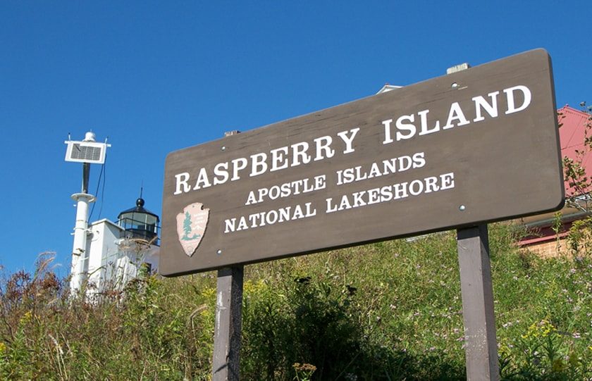 USCG Reemplaza la Linterna en el Faro de Raspberry Island (en Inglés)