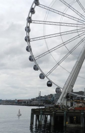Boyas Oceánicas Marcan la Zona de Exclusión en la Gran Rueda de Seattle, Estados Unidos (en Inglés)