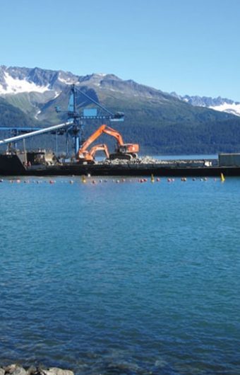 Boyas y Faroles Marcan la Construcción en Alaska (en Inglés)