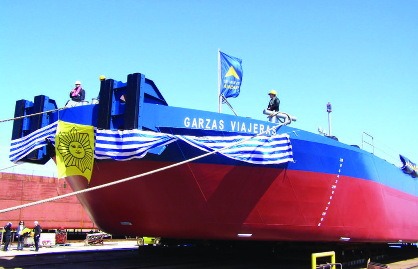 Luz solar BargeSafe™ de Sealite para ser usada en las barcazas de transporte a granel de ANCAP